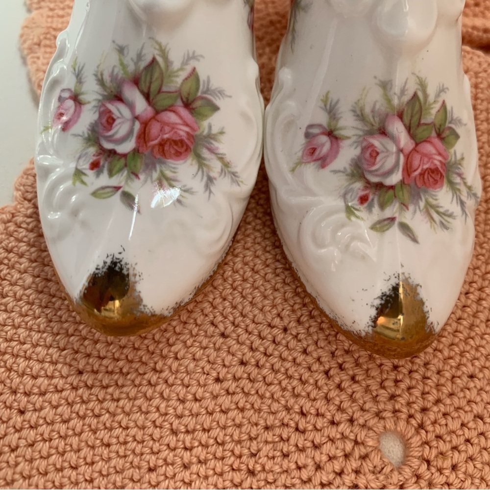 Paragon Fine China Porcelain Her Majesty Victorians Rose Pair of Shoes gold trim - Picture 3 of 8